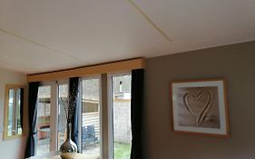 Blue Bird chalet met overdekt terras, bos en bosbad